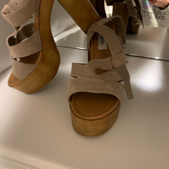 Like new brand new gently worn Steve Madden platform shoe - Picture 2 of 3